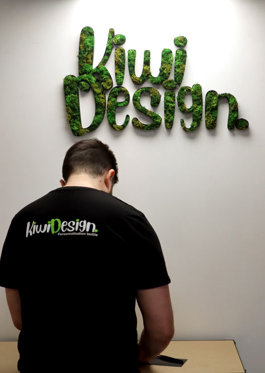 Échenillage d’un t-shirt floqué chez Kiwidesign à Gosné, atelier de personnalisation textile près de Rennes.