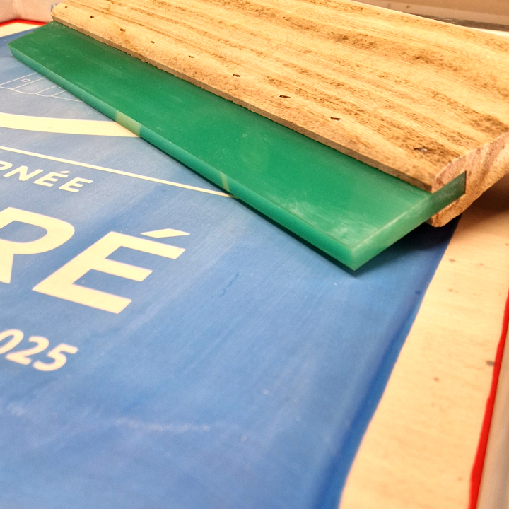 Cadre de sérigraphie et racle utilisés pour le marquage textile
